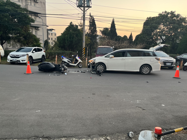 陳男昨傍晚騎乘行經淡水區水源街，轉彎時不慎與對向一輛自小客車發生碰撞，身上多處擦挫傷。（圖 / 劉詠韻翻攝）