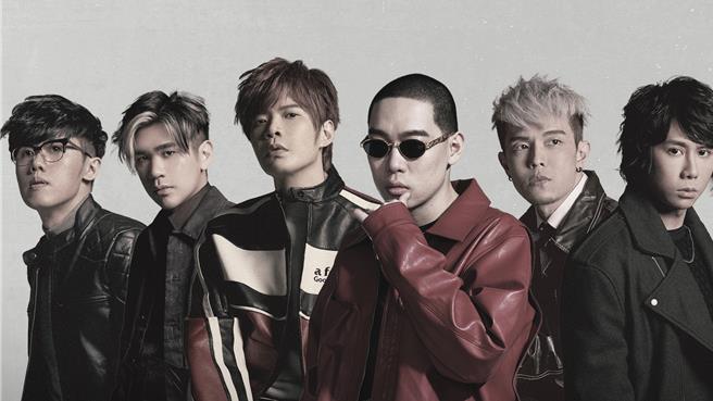 八三夭新歌〈愛了愛了〉邀來好友彈殼（右三）助陣。（KKLIVE提供）