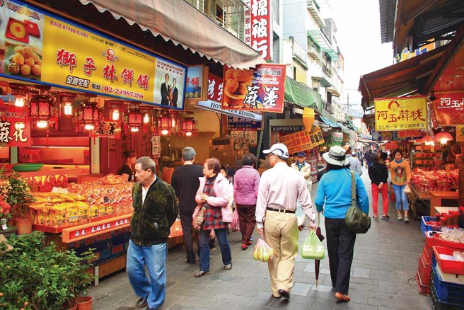 金山财神庙离金山老街不远，民眾春节走春也可顺道一游，品尝在地美味。（图／新北市民政局提供）
