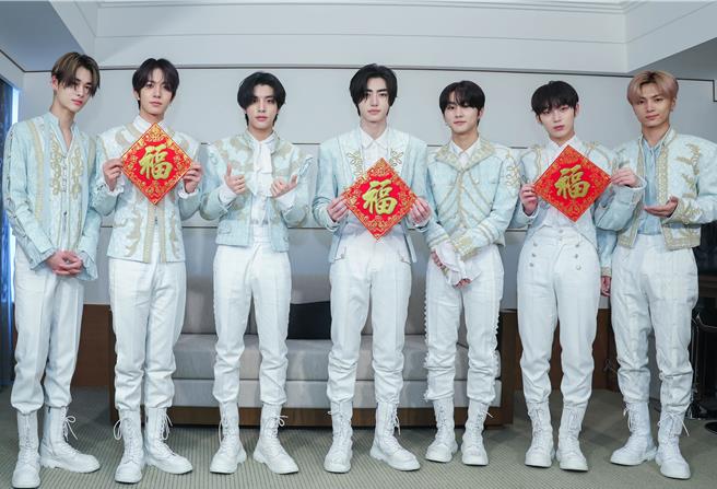 ENHYPEN受访时拿着福字春联向大家拜早年。（粘耿豪摄）