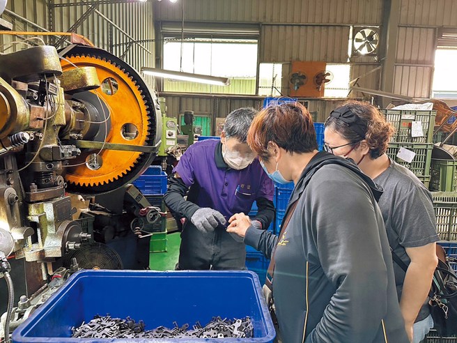 就服员至职场关怀个案工作状况。（图／高雄市政府劳工局提供）


