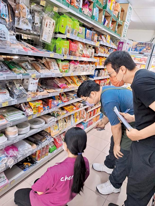 就服员至职场关怀个案工作状况。（图／高雄市政府劳工局提供）