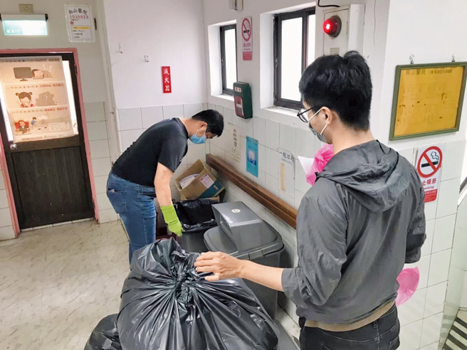 就服员至职场关怀个案工作状况。（图／高雄市政府劳工局提供）