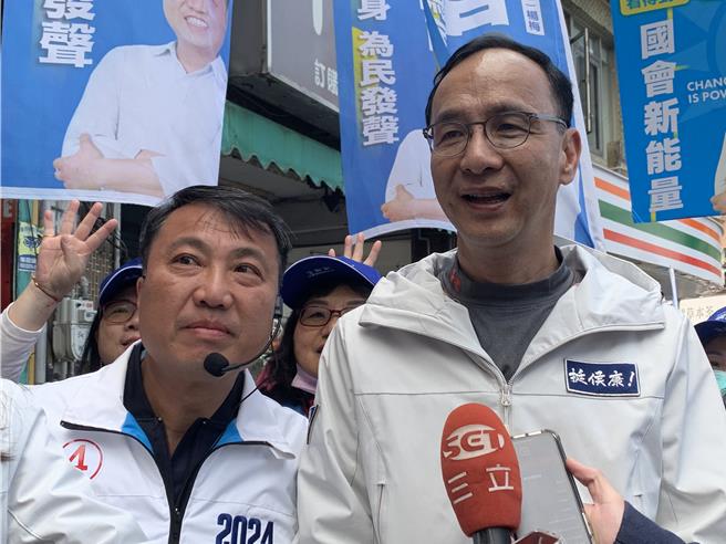 对于综艺教母张小燕脸书发文表态挺「好好做事」的总统候选人，国民党主席朱立伦（右）12日表示，非常感动，盼把票催出来。（蔡明亘摄）