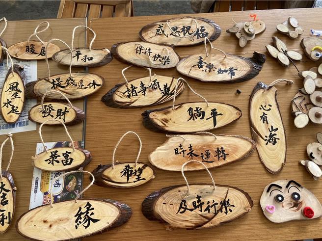 西屯清洁队队员将树枝裁切后在上方写上祝福语，别具意义。（环保局提供／张亦惠台中传真）