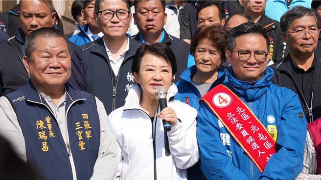 台中市长卢秀燕，12日把握选前最后1天陪同台中第五选区立委候选人黄健豪车队扫街。（国民党提供／冯惠宜台中传真）