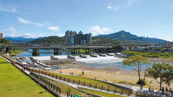 新店碧潭堰可以让民眾亲眼看到鱼类洄游溯溪的过程。（图／新北市水利局提供）
