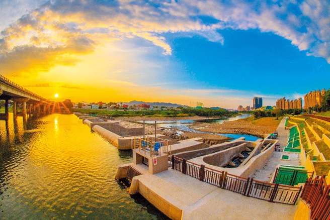 新店碧潭堰夕照美轮美奂，让人舍不得移开视线。（图／新北市水利局提供）