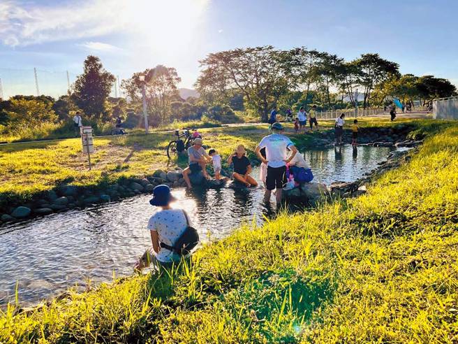 亲情人工溪流亲水空间，非常适合亲子一起来戏水玩乐。（图／新北市水利局提供）
