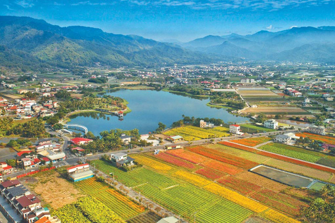 美濃湖原名瀰濃湖、中圳湖、中正湖，湖面積達21公頃，沿著湖畔設有單車步道，遊客喜歡來此輕騎、散步或垂釣，也是南部賞鳥的好去處。（圖／林雅惠）
