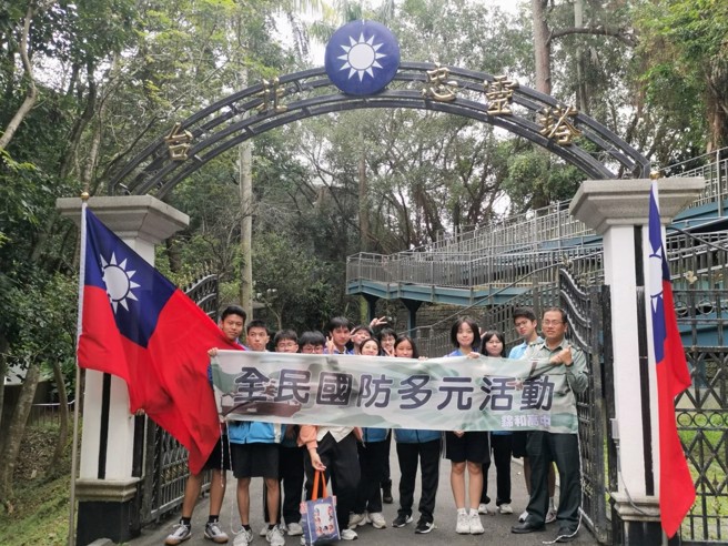 康伦维教官带领学生参访。(照片/新北市政府教育局提供)