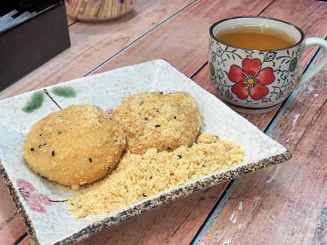 瑞芳美食广场内的「阿伯热油麻糬」，软中带Q，瀰漫浓浓花生香气，搭配一杯热茶，就是最棒的下午茶。（图／新北市市场处提供）