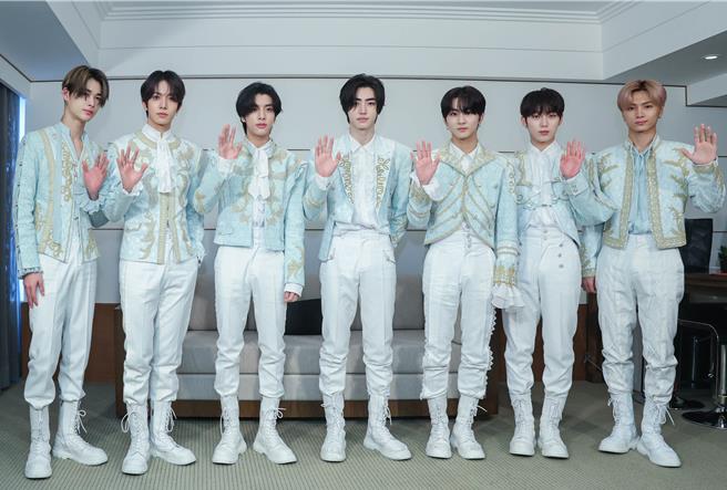 ENHYPEN成员NI-KI（左起）、HEESEUNG、JAKE、SUNGHOON、JUNGWON、SUNOO、JAY受访时开心挥手致意。（粘耿豪摄）