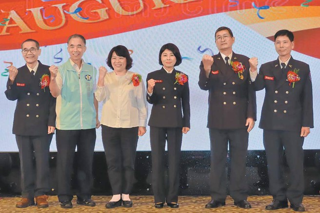 嘉義市議長陳姿妏（右三）擔任嘉義市義消總隊長，率領義消人員協助消防工作，為民服務。（圖／嘉義市議會）
