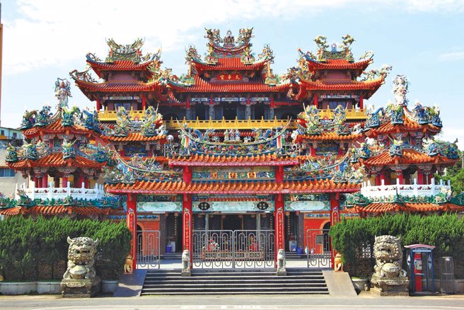 太平宮位處碧潭西岸，是一座古老而宏偉的廟宇。（圖／新北市政府提供）