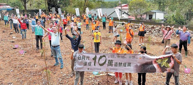 东光国小、水里国小两校师生80人，齐聚南投埔里事业区84林班植树，响应世界地球日。（图／日月光环保永续基金会提供）