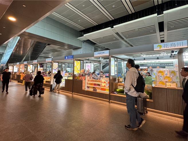 2024总统与立委大选13日登场，台湾高铁4天疏运期间售出逾38万张车票。百年饼舖「陈允宝泉」插旗高铁台中站13日开幕并祭出指定品项「买1送1」优惠，「传递幸福」推出「消费满额＋1元多1件」优惠。（潘虹恩摄）