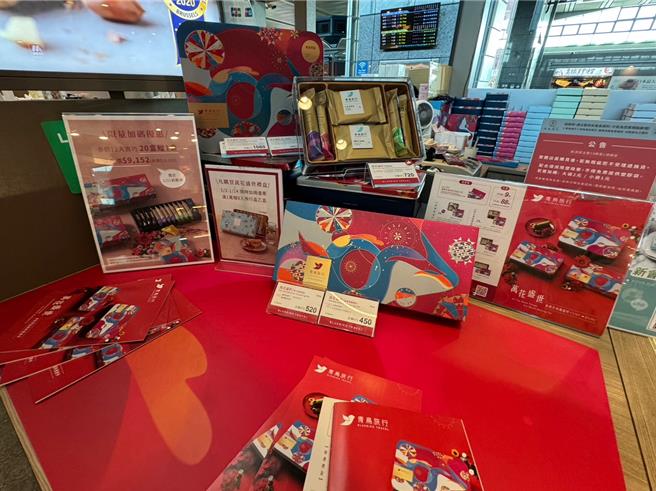 知名伴手礼「青鸟旅行」看准春节送礼商机，打造超美「万花盛世」系列春节礼盒，喜迎新年。（潘虹恩摄）