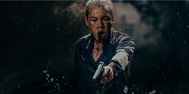 陈伟霆在《爆裂点》中大秀腹肌，皮肤晒成古铜色超有男人味。（华映娱乐提供）