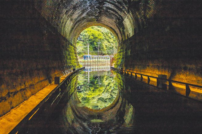 三貂嶺友善隧道用水池設計讓洞口從暗到亮，與三貂嶺翠綠山色相印。（圖／新北市雙溪區公所提供）