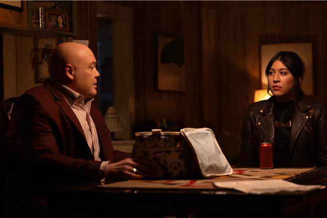 「金霸王」文森唐诺费里奥（左）、「回声女」阿奎拉之间复杂又令人心疼的情感是影集的看点之一。（Disney＋提供）