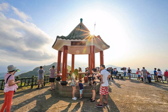 坐在涼亭內，山海美景相互映照，景致超迷人，不負「不厭亭」之名。（圖／新北市雙溪區公所提供）