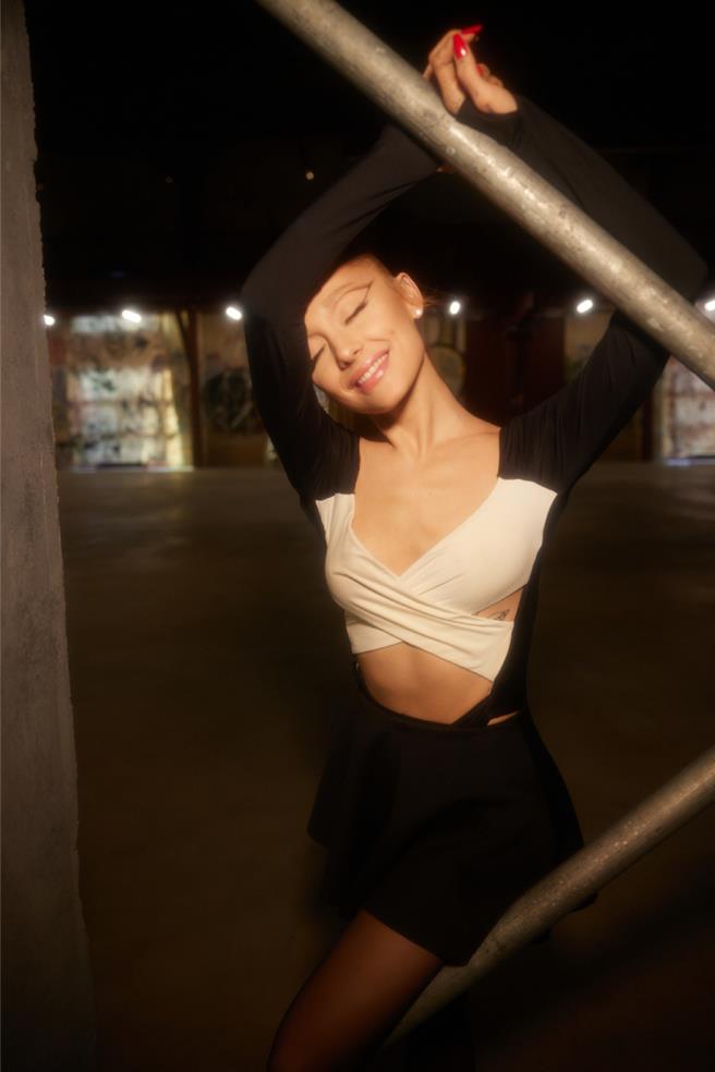 一推单曲就霸榜亚莉安娜终于在3年后推出新歌。（环球音乐提供）