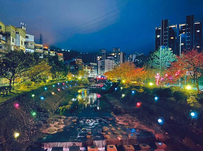 「溪涧夜樱」让山樱花呈现不同于白天的娇媚。（图／汐止区公所提供）