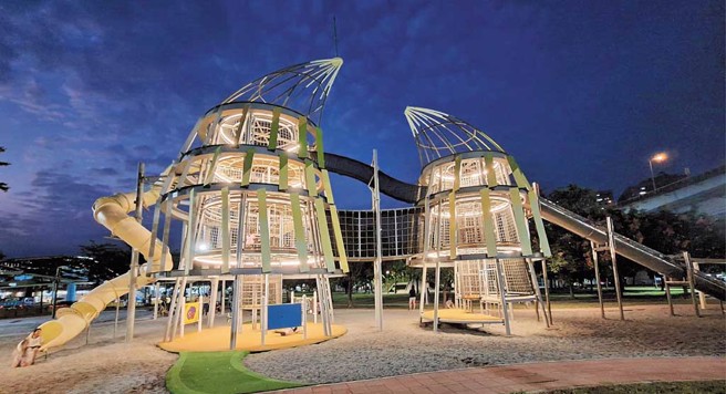 五股體健防災公園最吸引人的就是兩座綠竹筍造型的高塔溜滑梯，於夜間點燈後，成為當地打卡新亮點。（圖／五股區公所提供）
