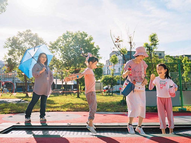 設置於土丘旁的「大、小彈跳床」。（圖／五股區公所提供）