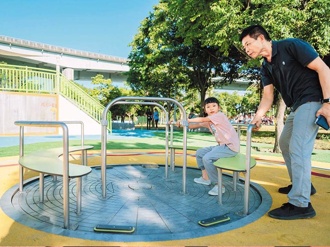 「共融轉盤」也是小朋友喜歡的遊具之一，但要注意安全。（圖／五股區公所提供）
