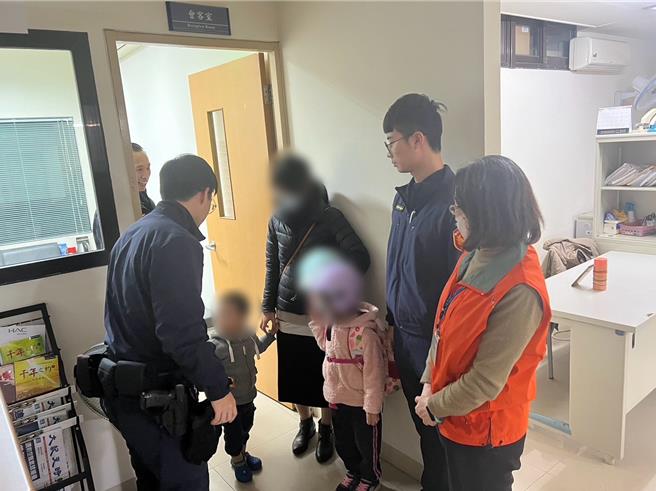 员警透过詹童的只字片语拼凑出住家资讯，才顺利连络上男童妈妈。（新北市土城警分局提供／刘玮晴新北传真）