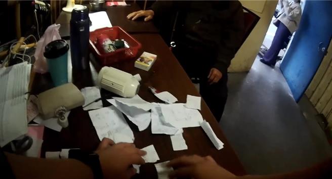 警方破门攻坚，查扣签单、帐单、开奖单、对帐单等证物。（新北刑大提供）