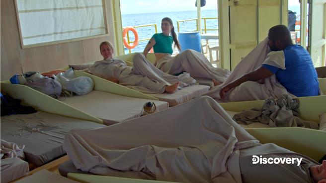 9位美国人参与《海上求生大考验》社会实验 ，一起在海上生活。（Discovery频道提供）