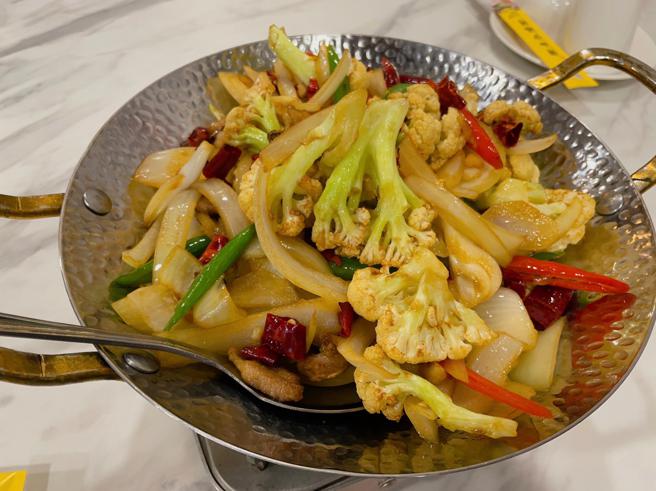 稻香园「干锅花菜」香辣带劲十分够味，且花椰菜依旧保有爽脆感。（朱世凯摄）