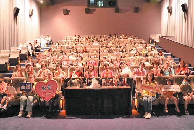 公所媒合林口竹林山观音寺赞助弱势家庭观赏「芭比」电影。（图／新北市泰山区公所提供）