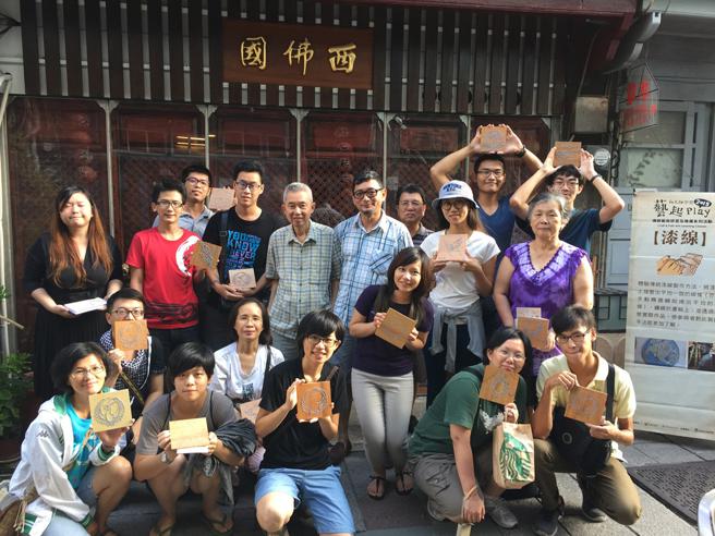 蔡天民于西佛国粧佛店留影。（图／台南市文资处提供）