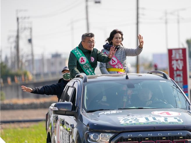 民進黨台中市一選區立委候選人蔡其昌（左），為選戰進行最後衝刺，並與妻子於大甲、大安、外埔進行全天車隊掃街，在最後一天走遍全海線。（蔡其昌辦公室提供／張妍溱台中傳真）