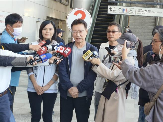 国民党副总统候选人赵少康说，高雄人有两件事情很期待，一个就是高铁，很多高雄市民问他，台北可以有南港、台北两个车站，为什么高雄不能有两个车站，左营跟高雄火车站，李眉蓁也有提这样的政见。（林雅惠摄）