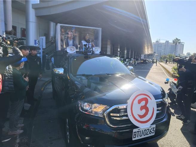 国民党副总统候选人赵少康下午特地陪高雄市三选区立委候选人李眉蓁车队扫街拜票。（林雅惠摄）