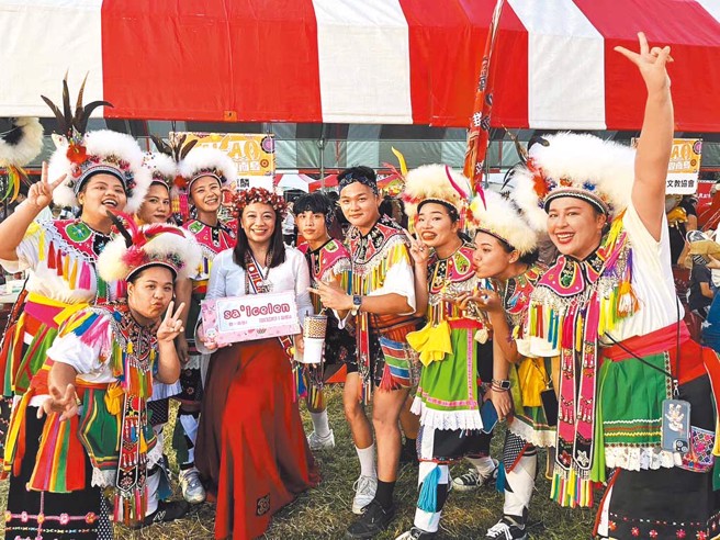 阿布斯主委與阿美族青年合影。（圖／林雅惠）
