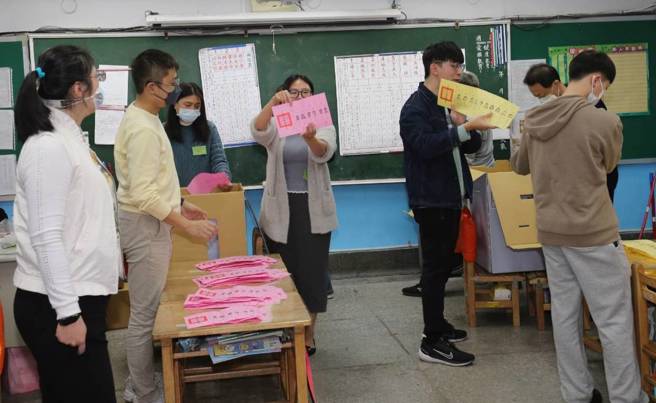 第16任总统、副总统暨第11任立法委员选举13日投票，下午4点时间一到立刻开票。 （陈君玮摄）