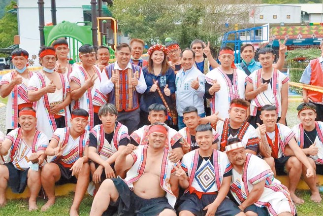 阿布斯主委參加布農族射耳祭，與桃源區長杜司偉、高雄市議員高忠德及布農族人合影。（圖／林雅惠）
