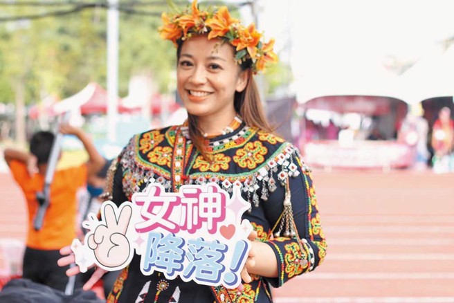 領航員：洪羽珊（阿布斯）（高雄市原民會主委）。
Uninang Mihumisang（布農語：您好）、Margagimumu!（茂林魯凱語：您好）大家好我是高雄市原民會主委阿布斯，高雄原住民人口擁有完整的原住民族16個族群，其中第15族拉阿魯哇族及第16族卡那卡那富族為高雄獨有族群；高雄有三個原鄉行政區，分別是桃源區、那瑪夏區、茂林區，每區都有專屬的觀光生態及農特產特色，市府不管在觀光農特產業的推廣、語言文化保存、社會福利照顧、原鄉部落建設上，都是全力支持。（圖／林雅惠）


