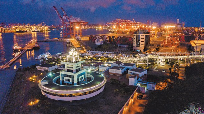 紅毛港園區將港口景致盡收眼底，黃昏時刻更是浪漫美麗。
（圖／高雄市政府文化局提供）
