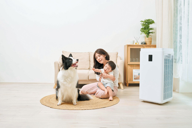 中宇空氣清淨機有效去除空氣中的寵物毛髮、異味，也具備了靜音運轉及節能的優勢，營造一個寧靜、舒適、安心的環境空間。（中鋼集團提供／柯宗緯高雄傳真）
