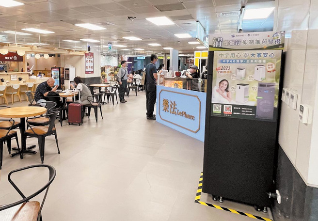 中宇環保在高雄捷運R11高雄車站美食街及出入閘門安裝了2000B空氣清淨機。（圖／中鋼集團提供）

