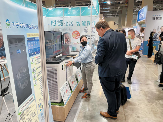 中宇環保2023年參與北中南各區寵物展及長照展，產品受到許多年長消費者、照護者及寵物飼主的青睞。（圖／中鋼集團提供）

