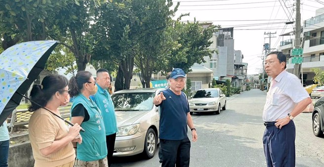 高雄市议员黄明太（右）到湖内区建国街做道路会勘。（图／黄明太服务处）
