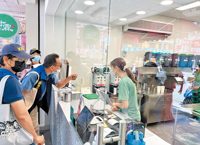 高市府環保局派員進行飲料店不得提供一次用塑膠杯稽查。
（圖／高雄市政府環保局提供）
